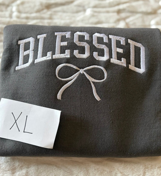 (GILDAN/JERZEES) SWEATSHIRT EMBROIDERED - XL - DESTASH